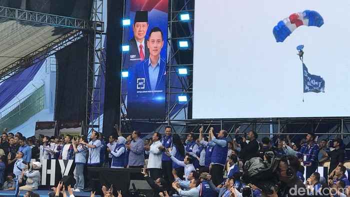 Atraksi pengibaran bendera Demokrat Bersama Prabowo lewat aksi terjung payung di Stadion Gajayana, Malang, Jatim (Firda/detikcom)