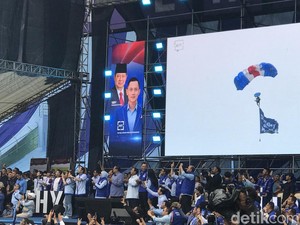 Atraksi Terjun Payung di Malang Kibarkan Bendera Demokrat Bersama Prabowo