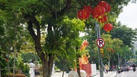 Tidak hanya naga raksasa yang dipasang disekitar Balai Kota Surabaya, lampion-lampion pun dipasang.