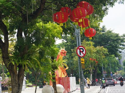 Balai Kota Surabaya mulai bersolek jelang perayaan Imlek 2024