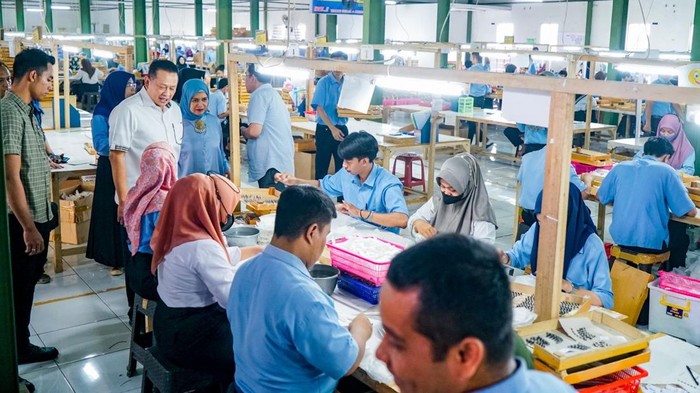 Bamsoet kunjungi pabrik pembuatan bulu mata palsu dan rambut palsu.