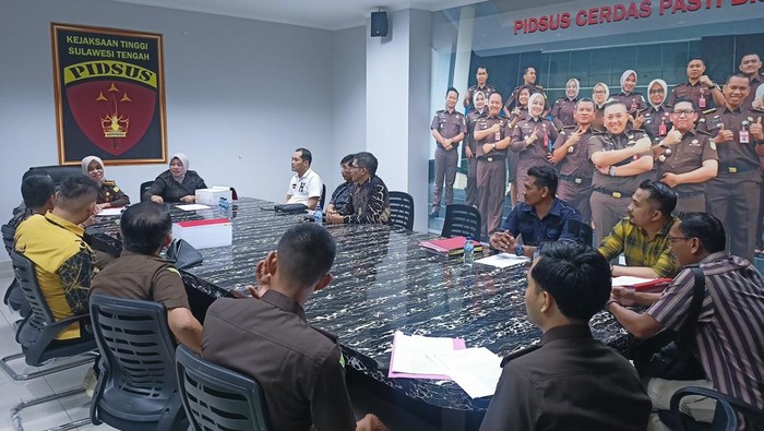 Polisi limpahkan tersangka dan barang bukti kasus korupsi APBD Bangkep, Sulteng Rp 29 miliar ke Jaksa.