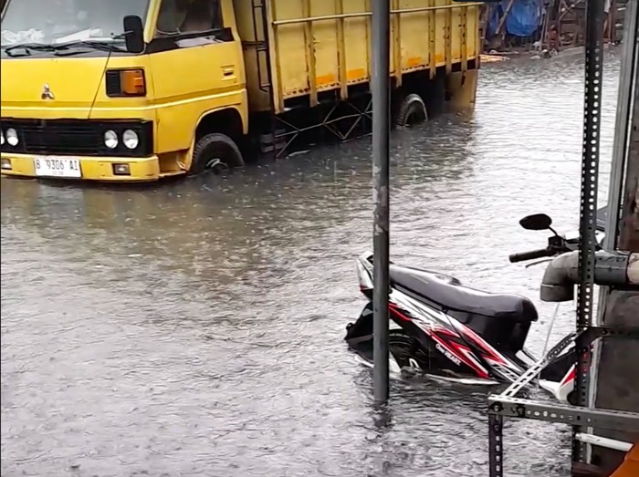 Banjir terjadi di sejumlah wilayah Depok, Jawa Barat (Jabar), pada sore ini. Banjir terjadi setelah hujan turun dalam durasi cukup lama. (dok Pribadi/Fajar R)