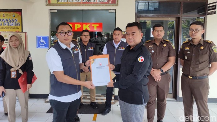 Bawaslu laporkan perkara pembakaran bendera PDI Perjuangan ke Polres Malang