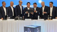 Press conference kinerja kuartal IV 2023 dihadiri Direktur Information Technology BSI Saladin Effendi, Direktur Treasury & International Banking BSI Moh Adib, Direktur Retail Banking BSI Ngatari, Direktur Risk Management BSI Grandhis H Harumansyah, Direktur Utama BSI Hery Gunardi, Wakil Direktur Utama BSI Bob T Ananta, Direktur Finance & Strategy BSI Ade Cahyo Nugroho, Direktur Sales & Distribution BSI Anton Sukarna, Direktur Wholesale Transaction Banking BSI Zaidan Novari, dan Direktur Compliance & Human Capital BSI Tribuana Tunggadewi. 