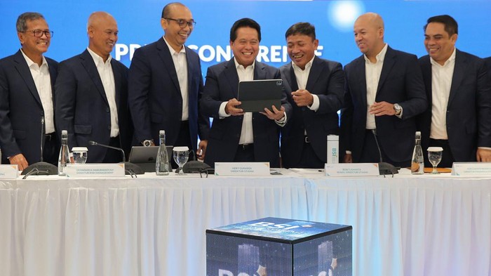 BSI Raih Laba Bersih Rp 5,7 Triliun Direktur Information Technology BSI Saladin Effendi, Direktur Treasury & International Banking BSI Moh Adib, Direktur Retail Banking BSI Ngatari, Direktur Risk Management BSI Grandhis H. Harumansyah, Direktur Utama BSI Hery Gunardi, Wakil Direktur Utama BSI Bob T. Ananta, Direktur Finance & Strategy BSI Ade Cahyo Nugroho, Direktur Sales & Distribution BSI Anton Sukarna, Direktur Wholesale Transaction Banking BSI Zaidan Novari, dan Direktur Compliance & Human Capital BSI Tribuana Tunggadewi saat pemaparan kinerja triwulan IV 2023 di The Tower Jakarta, Kamis (01/2).