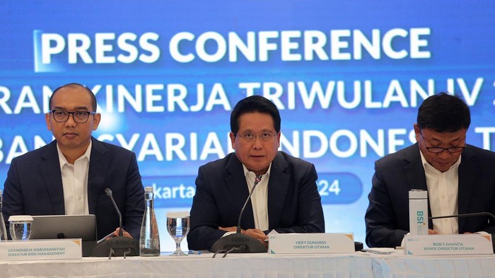 Direktur Information Technology BSI Saladin Effendi, Direktur Treasury & International Banking BSI Moh Adib, Direktur Retail Banking BSI Ngatari, Direktur Risk Management BSI Grandhis H. Harumansyah, Direktur Utama BSI Hery Gunardi, Wakil Direktur Utama BSI Bob T. Ananta, Direktur Finance & Strategy BSI Ade Cahyo Nugroho, Direktur Sales & Distribution BSI Anton Sukarna, Direktur Wholesale Transaction Banking BSI Zaidan Novari, dan Direktur Compliance & Human Capital BSI Tribuana Tunggadewi saat pemaparan kinerja triwulan IV 2023 di The Tower Jakarta, Kamis (01/2).