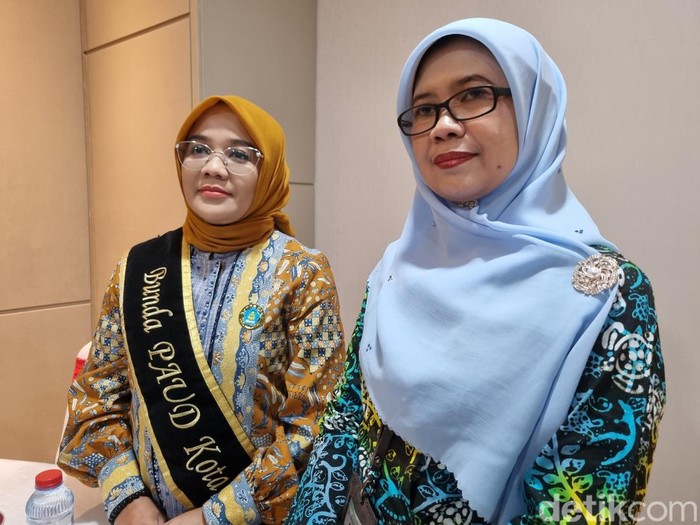 Bunda PAUD Surabaya Rini Indriyani dan Plt Direktur PAUD Kemendikbudristek Komalasari