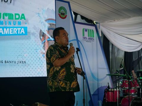 Bupati Blora saat meluncurkan pelayanan online 'Si Tampan' di resepsi HUT ke-33 PDAM Blora yang digelar di area Gudang Banyu Jiken, Kecamatan Jiken, Kabupaten Blora, Kamis (1/2/2024).