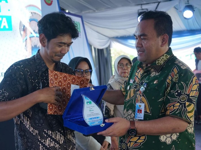 Bupati Blora saat meluncurkan pelayanan online Si Tampan di resepsi HUT ke-33 PDAM Blora yang digelar di area Gudang Banyu Jiken, Kecamatan Jiken, Kabupaten Blora, Kamis (1/2/2024).