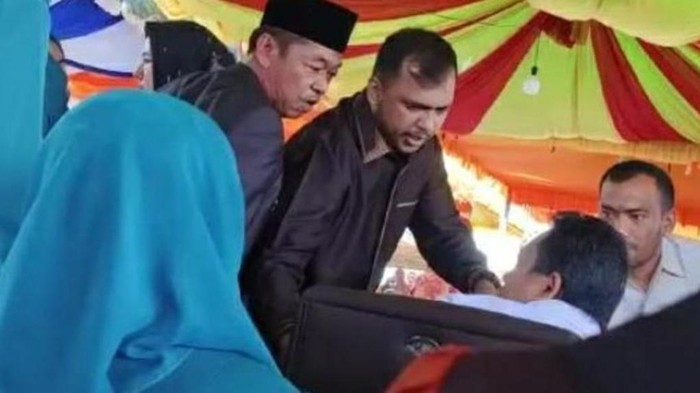 Bupati Rokan Hilir dan wakilnya nyaris adu jotos saat pelantikan penjabat kepala desa.