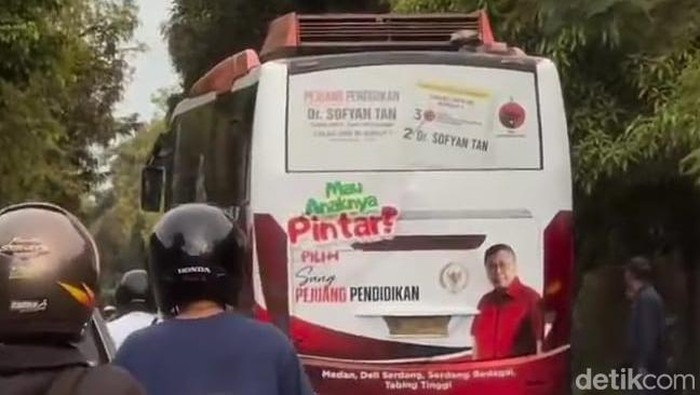 Bus partai yang disetop di jalur pangkalan TNI AU, Lanud Soewondo, Jalan Adi Sucipto, Medan. (Dok Istimewa)