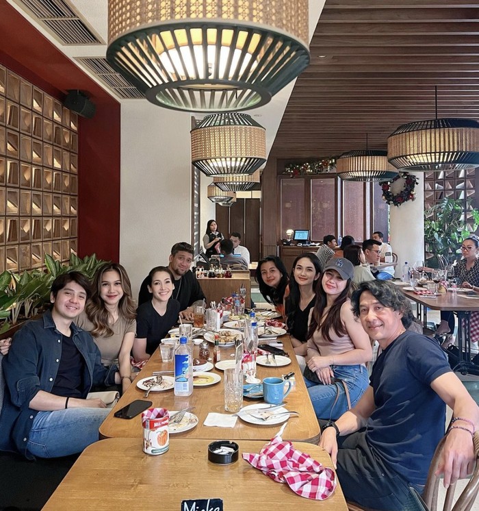 Cantiknya Faby Marcelia Saat Jajan Pizza dan Pasta di Kafe