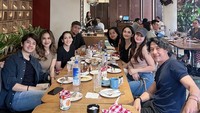 Wanita 28 tahun ini sedang makan-makan bersama teman sinetron Mahligai untuk Cinta. Terlihat ada Mieke Amalia hingga Agus Kuncoro Adi. Mereka tampak memesan banyak makanan enak! Foto: Instagram fabymarcelia