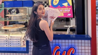 Cantiknya Faby Marcelia Saat Jajan Pizza dan Pasta di Kafe