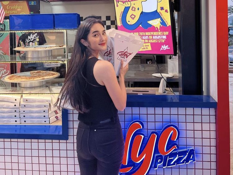 Cantiknya Faby Marcelia Saat Jajan Pizza dan Pasta di Kafe