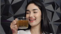 Selain olahraga, ternyata tips Faby Marcelia dalam menjaga berat badan adalah dengan minum teh hijau. Jenis teh ini terkenal dapat membakar lemak dan menekan nafsu makan. Foto: Instagram fabymarcelia