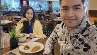 Faby Marcelia dan suaminya, Revand Narya tengah santap siang di Ancol. Mereka pilih santap di sebuah hotel. Foto: Instagram fabymarcelia