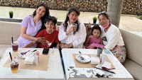 Kalau ini potret kompak Faby Marcelia kulineran bersama ibu dan mertuanya. Ia juga membawa serta 2 anaknya. Foto: Instagram fabymarcelia