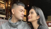 Di sebuah restoran, Faby Marcelia merayakan ulang tahun sang suami. Ia juga menyiapkan tumpeng istimewa. Foto: Instagram fabymarcelia