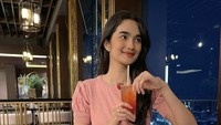 Makan pasta dan minum minuman strawberry jadi cara Faby Marcelia untuk bersantai. Semakin istimewa karena pemandangannya cantik! Foto: Instagram fabymarcelia