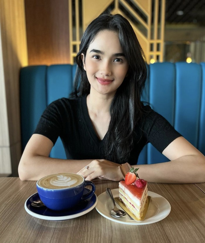 Cantiknya Faby Marcelia Saat Jajan Pizza dan Pasta di Kafe Cantiknya Faby Marcelia Saat Jajan Pizza dan Pasta di Kafe