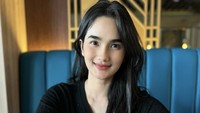 Buat camilan, wanita kelahiran Bandung ini pilih makan sepotong kue strawberry. Makin enak ditemani secangkir latte. Slurpp! Foto: Instagram fabymarcelia