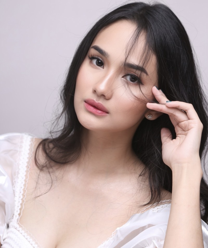 Cantiknya Faby Marcelia Saat Jajan Pizza dan Pasta di Kafe