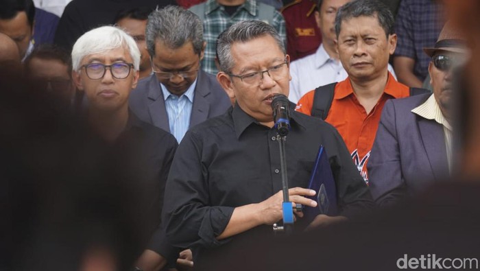 Civitas akademika Universitas Islam Indonesia (UII) diwakili Rektor Fathul Wahid membacakan pernyataan sikap dan kritik terhadap pemerintahan Presiden Joko Widodo (Jokowi), di kampus UII, Sleman, DIY, Kamis (1/2/2024).