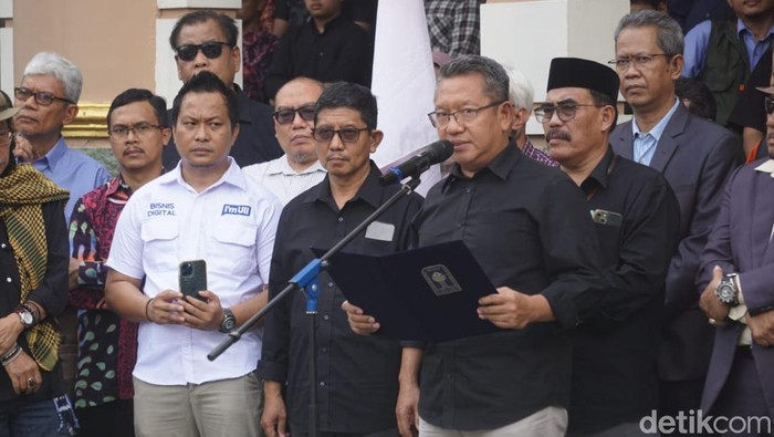 Civitas akademika Universitas Islam Indonesia (UII) diwakili Rektor Fathul Wahid membacakan pernyataan sikap dan kritik terhadap pemerintahan Presiden Joko Widodo (Jokowi), di kampus UII, Sleman, DIY, Kamis (1/2/2024).