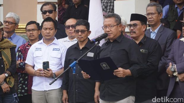 Civitas akademika Universitas Islam Indonesia (UII) diwakili Rektor Fathul Wahid membacakan pernyataan sikap dan kritik terhadap pemerintahan Presiden Joko Widodo (Jokowi), di kampus UII, Sleman, DIY, Kamis (1/2/2024).