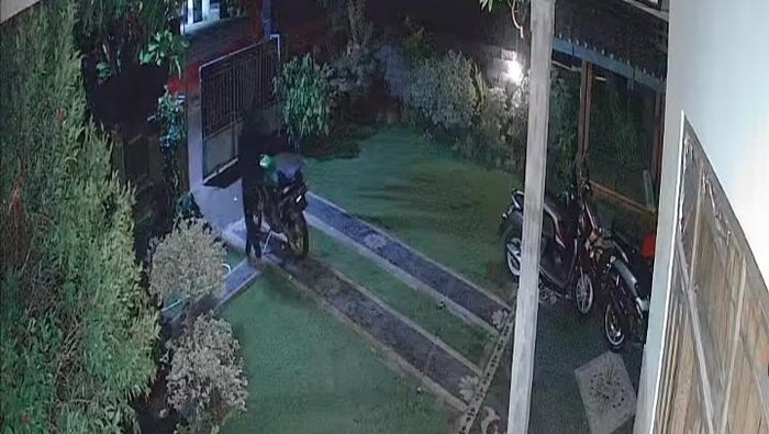 Pencurian sepeda motor terekam jelas di CCTV rumah.