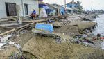 Gelombang Tinggi Bikin Dermaga Teluk Labuan Pandeglang Rusak