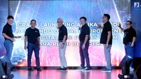Direktur Utama Jamkrindo Akhmad Purwakajaya dan Komisaris Utama Jamkrindo Krisna Wijaya menunjukan  Aplikasi Jamkrindo J@DE (Jamkrindo Digital Environment) di Jakarta, Rabu (31/1/2024). 