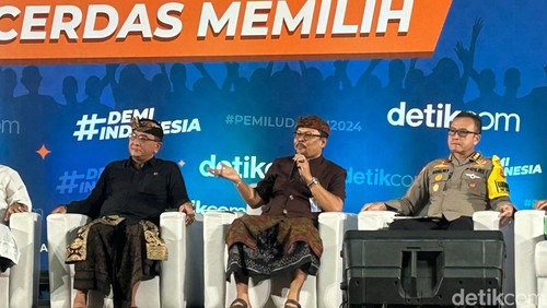 Rektor Unud Prof Ngakan Putu Gede Suardana (tengah) saat menjadi pembicara di Demi Indonesia Cerdas Memilih, Denpasar, Kamis (1/2/2024).