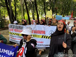 Pedagang Pasar Baru Geruduk Balai Kota Bandung