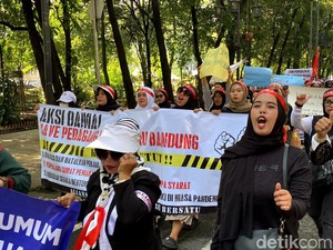 Pedagang Pasar Baru Geruduk Balai Kota Bandung