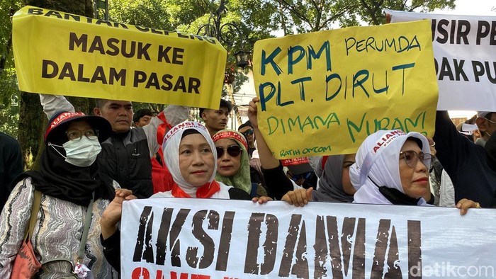 Demo pedagang Pasar Baru Bandung di depan Balai Kota Bandung, Kamis (1/2/2024).