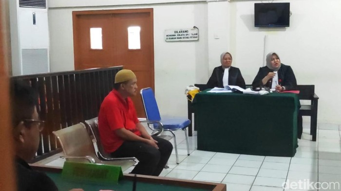 Deni Trijayadi, oknum pengacara yang diadili dugaan kasus penipuan dan penggelapan terhadap kliennya di pengadilan negeri Palembang