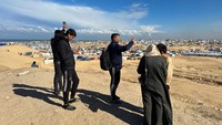 Warga Gaza mendekat ke perbatasan Mesir di Rafah untuk dapat memperoleh sinyal internet, 1 Februari 2024.