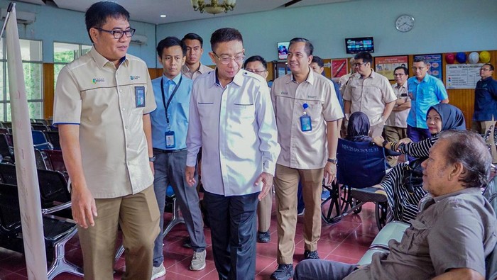 Direktur utama PT Pupuk Sriwidjaja (Pusri) Daconi Khatob meninjau fasilitas pelayanan kesehatan yang dimiliki PT Pusri untuk karyawan serta masyarakat.