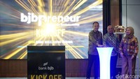 Komitmen itu diwujudkan bank bjb dengan menggelar program bjbpreneur Future for Sustainibility. Hadir dalam acara tersebut Menteri Koperasi dan UKM Teten Masduki beserta jajaran, Komisaris Utama Independen bank bjb Farid Rahman, Direktur Komersial dan UMKM bank bjb Nancy Adistyasari beserta jajaran.