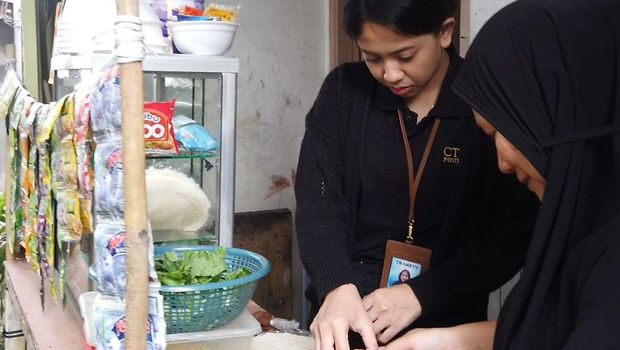 Ella, ibunda Rasyid yang mencoba berjualan aneka jajanan.