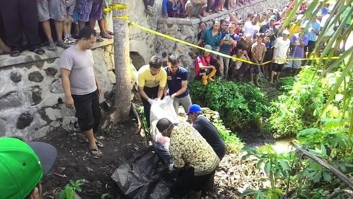 Evakuasi jenazah Wahyu pegawai koperasi di Banyuwangi yang ditemukan di sungai