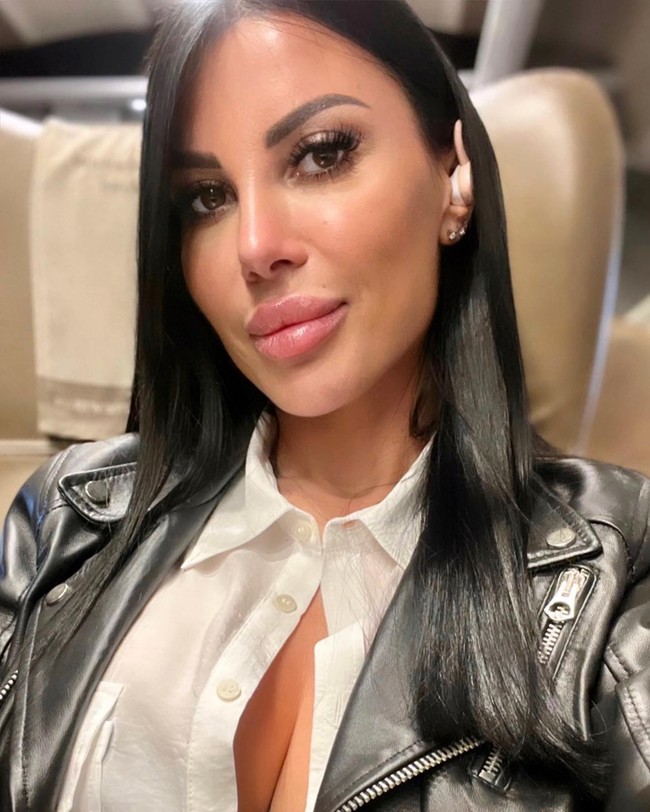 Setelah yakin bahwa ia memang anak dari Lamborghini, Flavia mulai mengungkap kisahnya di sejumlah media. Ia tampil dalam acara televisi dan majalah gosip yang membuat Tonino Lamborghini marah. Tonino bahkan menuntut Flavia dan ibunya ke pengadilan atas pencemaran nama baik. Foto: Instagram Flavia Borzone