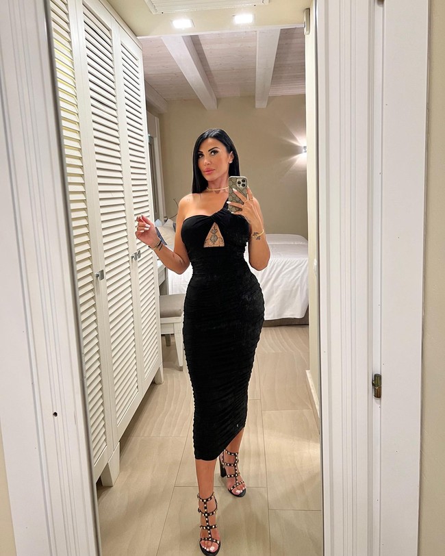 Flavia Borzone mengaku anak di luar nikah dari Tonino Lamborghini yang selama ini tidak diketahui publik. Ingin mendapat pengakuan, ia sampai menyewa detektif swasta dan mengambil sampel DNA diam-diam dari saudarinya. Foto: Instagram Flavia Borzone