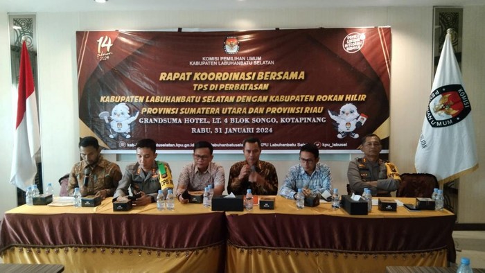 Foto: Rapat koordinasi bersama terkait TPS Perbatasan di Rokan Hilir dan Labusel. (dok Polres Rokan Hilir)