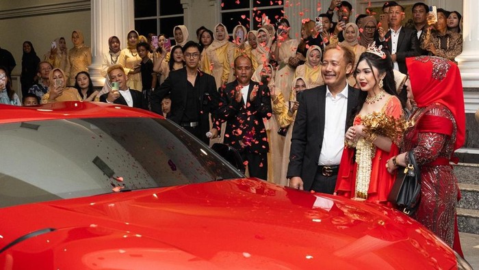 Gadis di Palembang merayakan pesta ulath mewah dengan diberi hadiah mobil sport