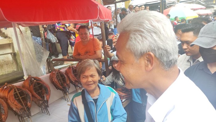 Capres nomor urut 1 Ganjar Pranowo berkunjung ke Pasar Tomohon di sela kampanye terbuka di Manado, Sulawesi Utara, Kamis (1/2/2024). Dalam kunjungannya, Ganjar ngopi dan berbincang dengan warga.