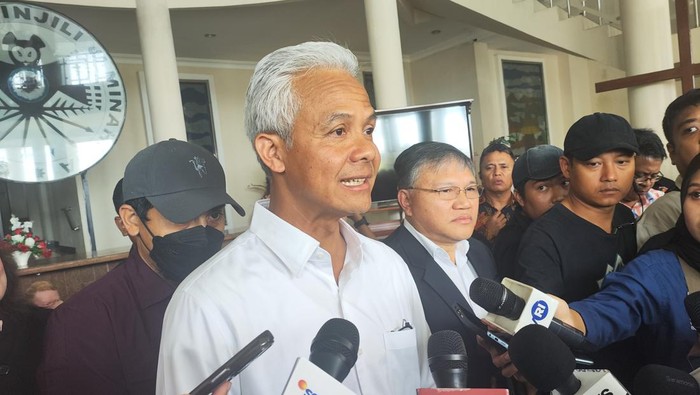 Ganjar Pranowo usai berdialog dengan tokoh agama Gereja Masehi Injili di Minahasa, di Manado, Sulawesi Utara, Kamis (1/2/2024).